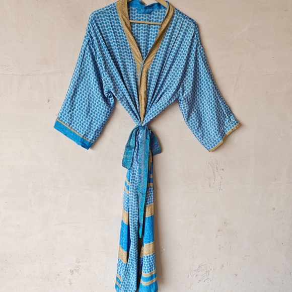 Elegant silky kimono - Picture 1 of 2